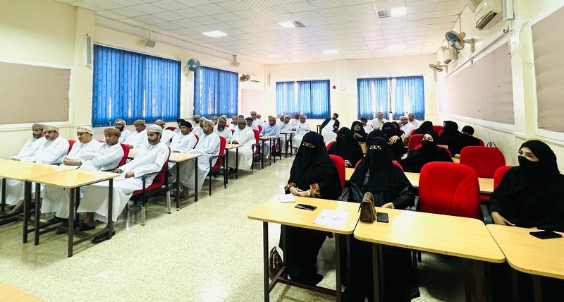 تعليمية ظفار تجتمع برؤساء مراكز دبلوم التعليم العام