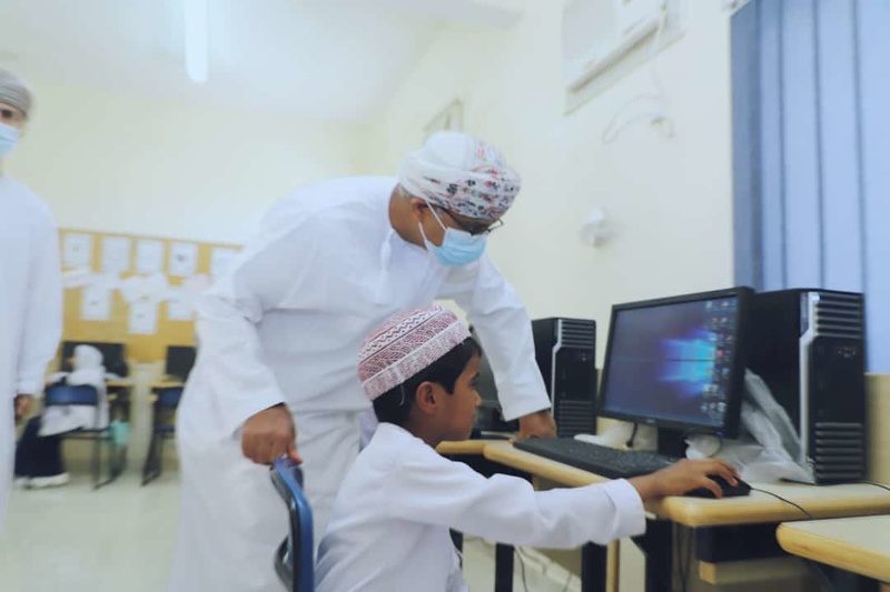 وكيل  وزارة التربية والتعليم للشؤون الإدارية والمالية يزور عدد من مدارس محافظة ظفار