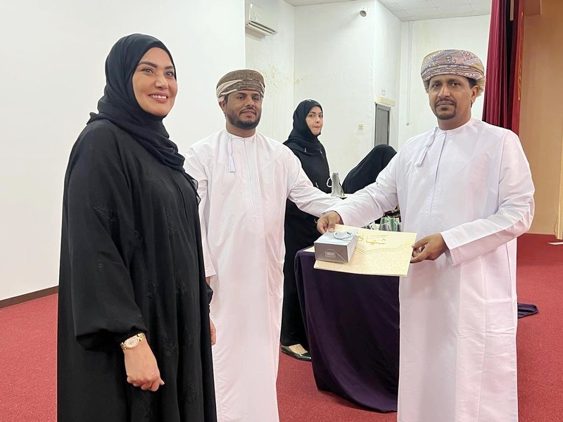 تكريم نخبة من أخصائيي التوجيه المهني بمدارس تعليمية ظفار.