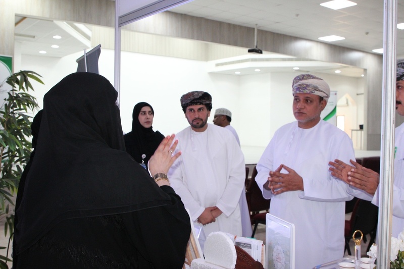 تعليمية ظفار تشارك بمعرض اليوم العالمي للصحة النفسية بجامعة العلوم التطبيقية