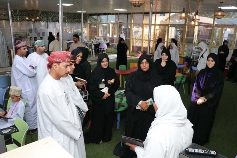 لجنة تقييم جائزة السلطان قابوس للتنمية المستدامة تواصل زيارتها لمدارس شمال الباطنة