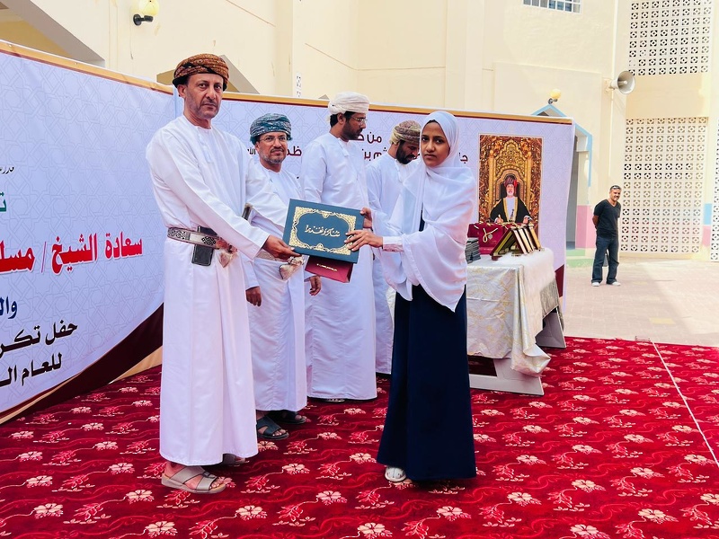 اقيم صباح اليوم بمدرسة روية للتعليم الاساسي حفل تكريم الطلبة المجيدين تحت رعاية والي ثمريت   سعادة الشيخ مسلم بن أحمد الحضري والي ثمريت وبحضور محمد بن عقيل الكاف المدير العام المساعد وعدد من التربويين   بدء الحفل تلاوة عطرة  من القرآن الكريم تلتها الطالبة