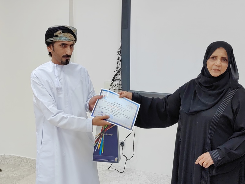 تكريم  القائمين على مبادرة تواصل لطلبة الدبلوم العام لمدارس تعليمية ظفار