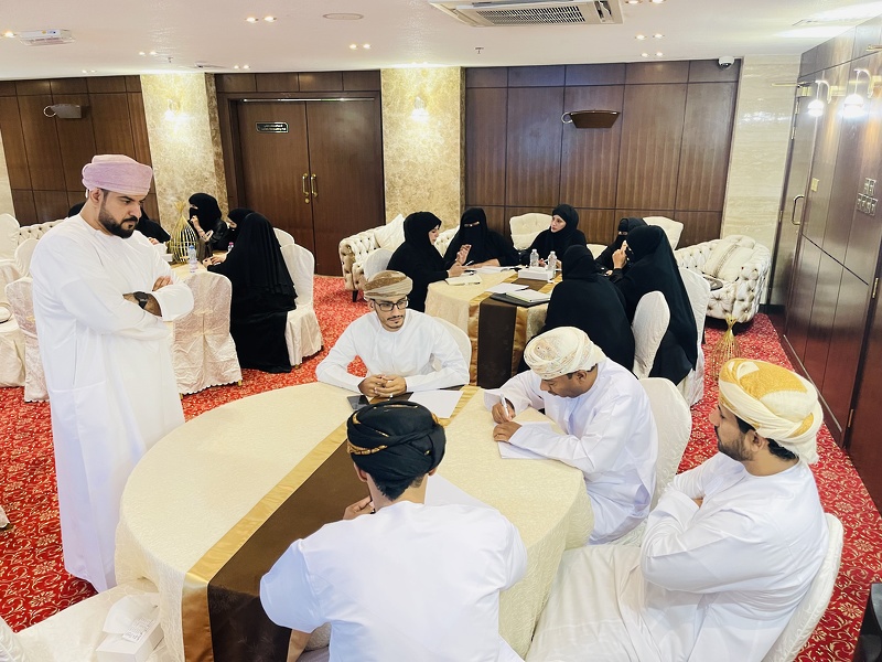 جلسات نقاشية حول مشروع التحول الرقمي بتعليمية ظفار