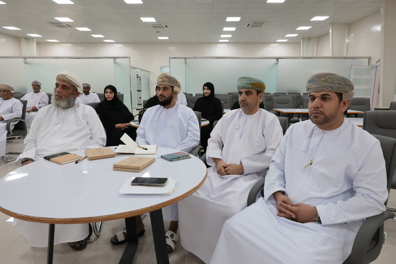 مناقشة تطبيق مسار التعليم المهني والتقني بتعليمية جنوب الباطنة