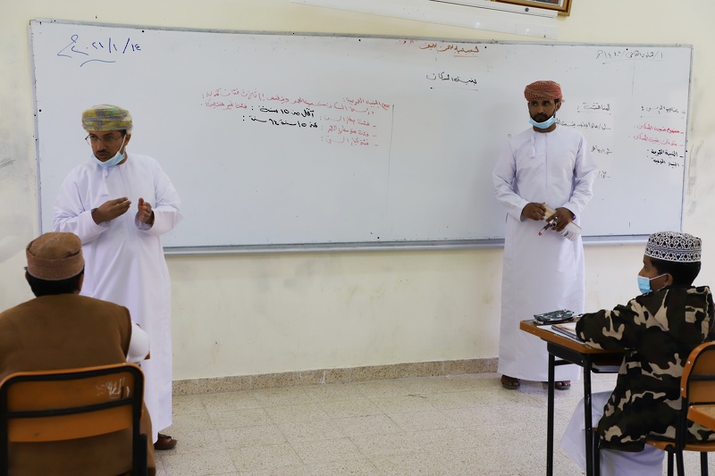 المدير العام المساعد لشؤون التخطيط وتنمية الموارد البشرية وتقنية المعلومات بتعليمية ظفار يزور عدد من المدارس