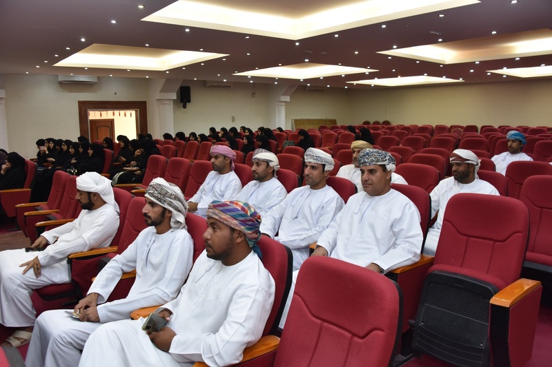 تنظيم ملتقى التنشئة في ظل التقنية بتعليمية محافظة الظاهرة 