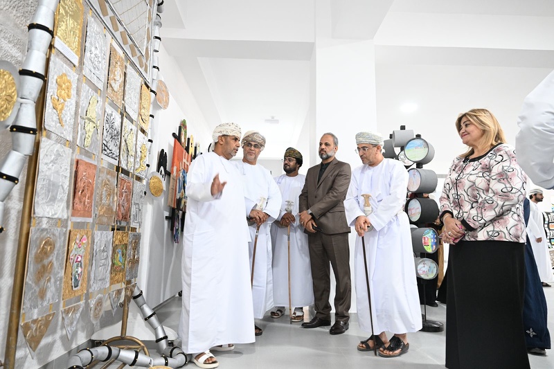 تعليمية محافظة الظاهرة تقيم المعرض الفني الجزء من الكل للنسخة الثالثة بين أروقة الكلية العلمية للتصميم