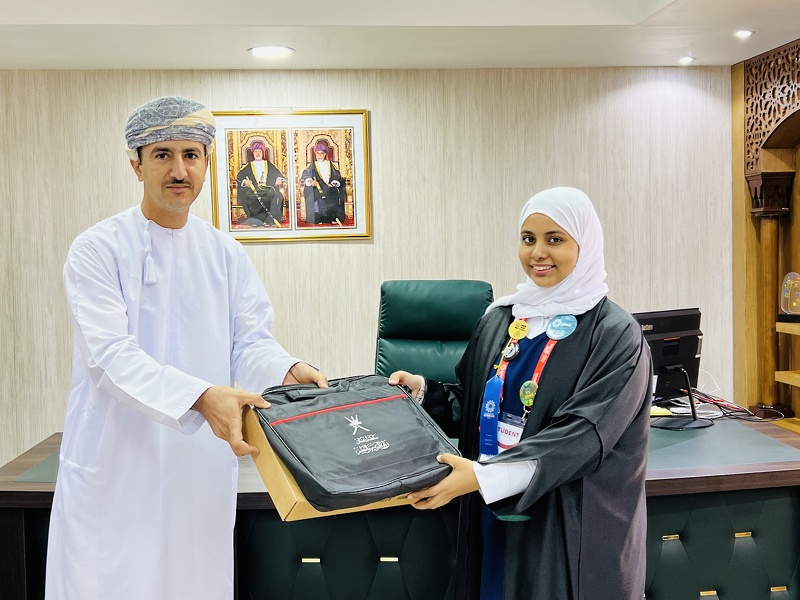 تكريم فريق سلطنة عمان  الذي حصد جائزتين في مسابقة فيرست جلوبال العالمية بسويسرا