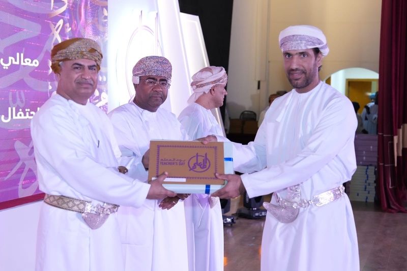 تعليمية محافظة جنوب الشرقية تحتفل بيوم المعلم وتكرم 236 مجيدا تربويا