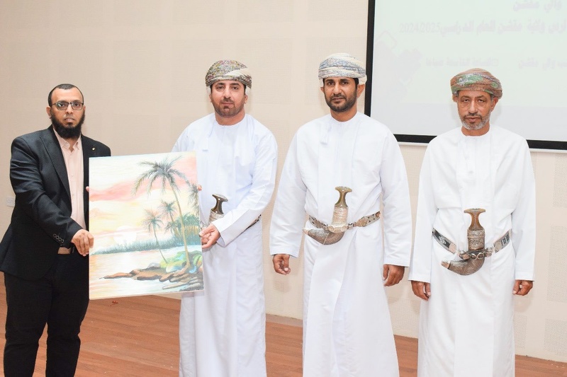 والي مقشن يكرم الطلبة المجيدين في مدارس الولاية