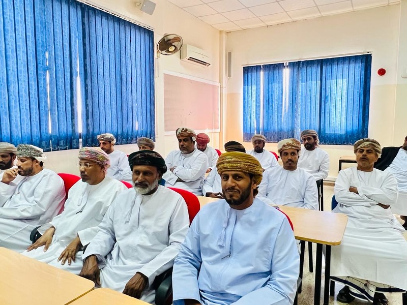 تعليمية ظفار تجتمع برؤساء مراكز دبلوم التعليم العام
