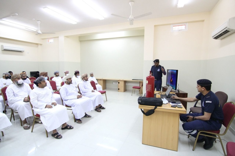 تنظيم حلقة عمل تدريبية حول طرق استخدام طفايات الحريق للموظفين بتعليمية محافظة الظاهرة 