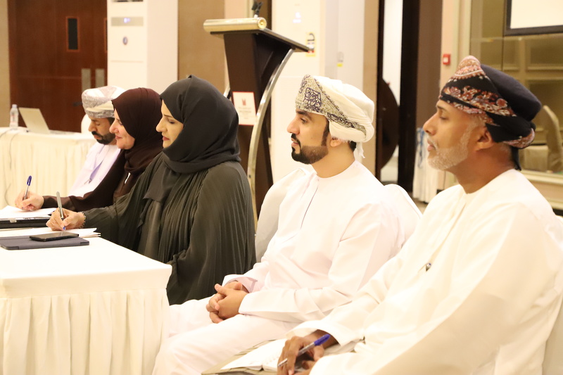 مناقشة جهود تطوير التعليم المدرسي الخاص بتعليمة ظفار