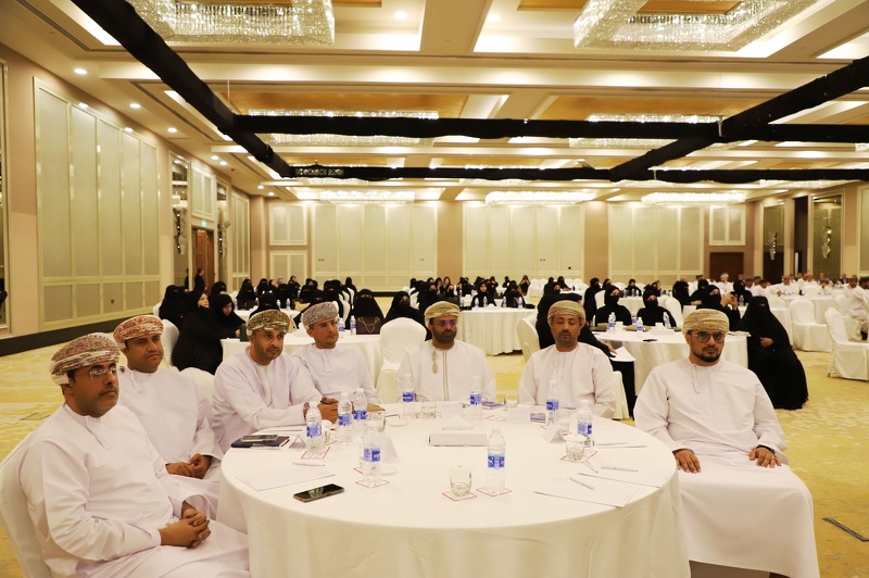 تعليمية ظفار تناقش مستجدات العملية التعليمية مع إدارات المدارس