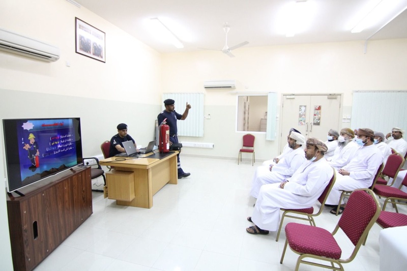 تنظيم حلقة عمل تدريبية حول طرق استخدام طفايات الحريق للموظفين بتعليمية محافظة الظاهرة 