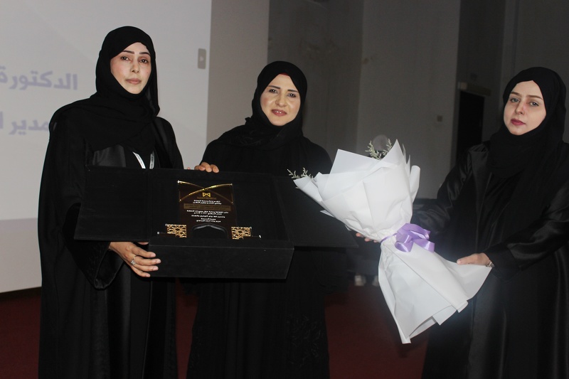 مدرسة النهضة بتعليمية ظفار تكرم 75 من طالباتها المجيدات