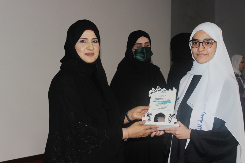مدرسة النهضة بتعليمية ظفار تكرم 75 من طالباتها المجيدات