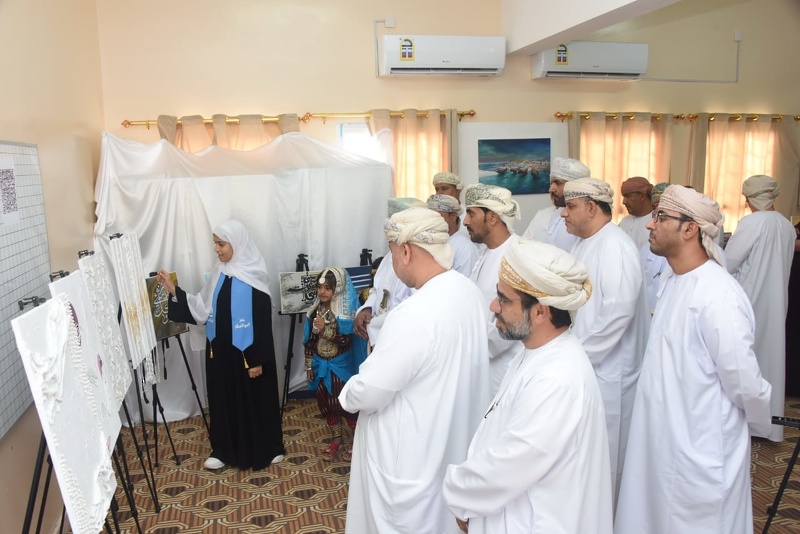 افتتاح المعرض الفني ( الدرة الثمينة ) بمدرسة الأشخرة للتعليم الأساسي .