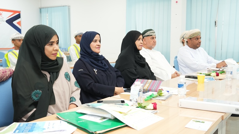 وفد من دائرة المواطنة يزور تعليمية محافظة جنوب الشرقية ويطلع على المشاريع الطلابية