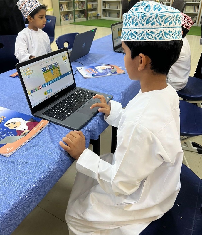 دائرة تطوير الأداء المدرسي تستهل برنامج زياراتها الميدانية بمتابعة توظيف الكتب الرقمية في الغرف الصفية