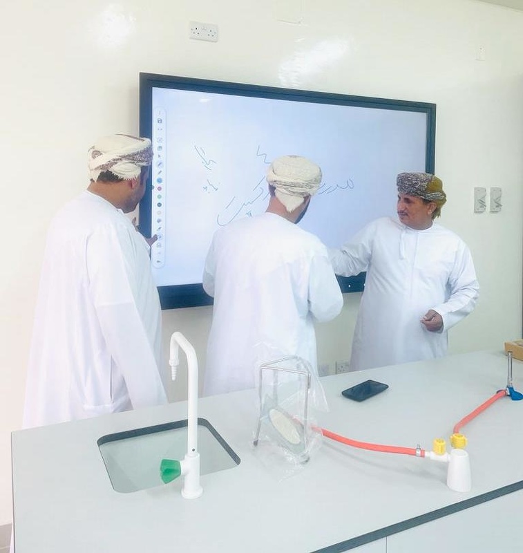 تأثيث وتجهيز  عدد من  مختبرات العلوم  بمدارس تعليمية ظفار