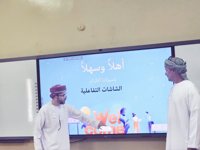 التدريب على تفعيل الشاشات التفاعلية لتعزيز العملية التعليمية في تعليمية جنوب الشرقية