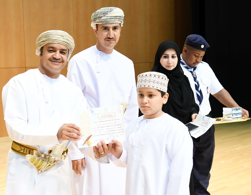 الاحتفال بتكريم الطلبة المجيدين في مسابقة القرآن الكريم على مستوى مدارس تعليمية ظفار