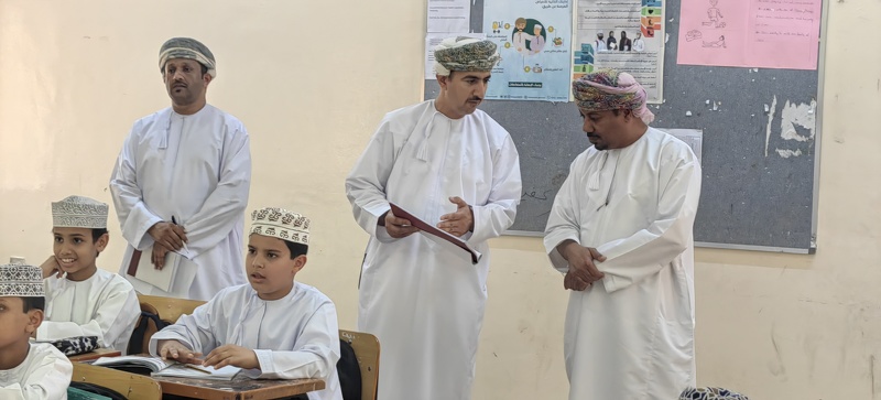 مدير عام تعليمية ظفار يزور عدد من مدارس ولاية صلالة