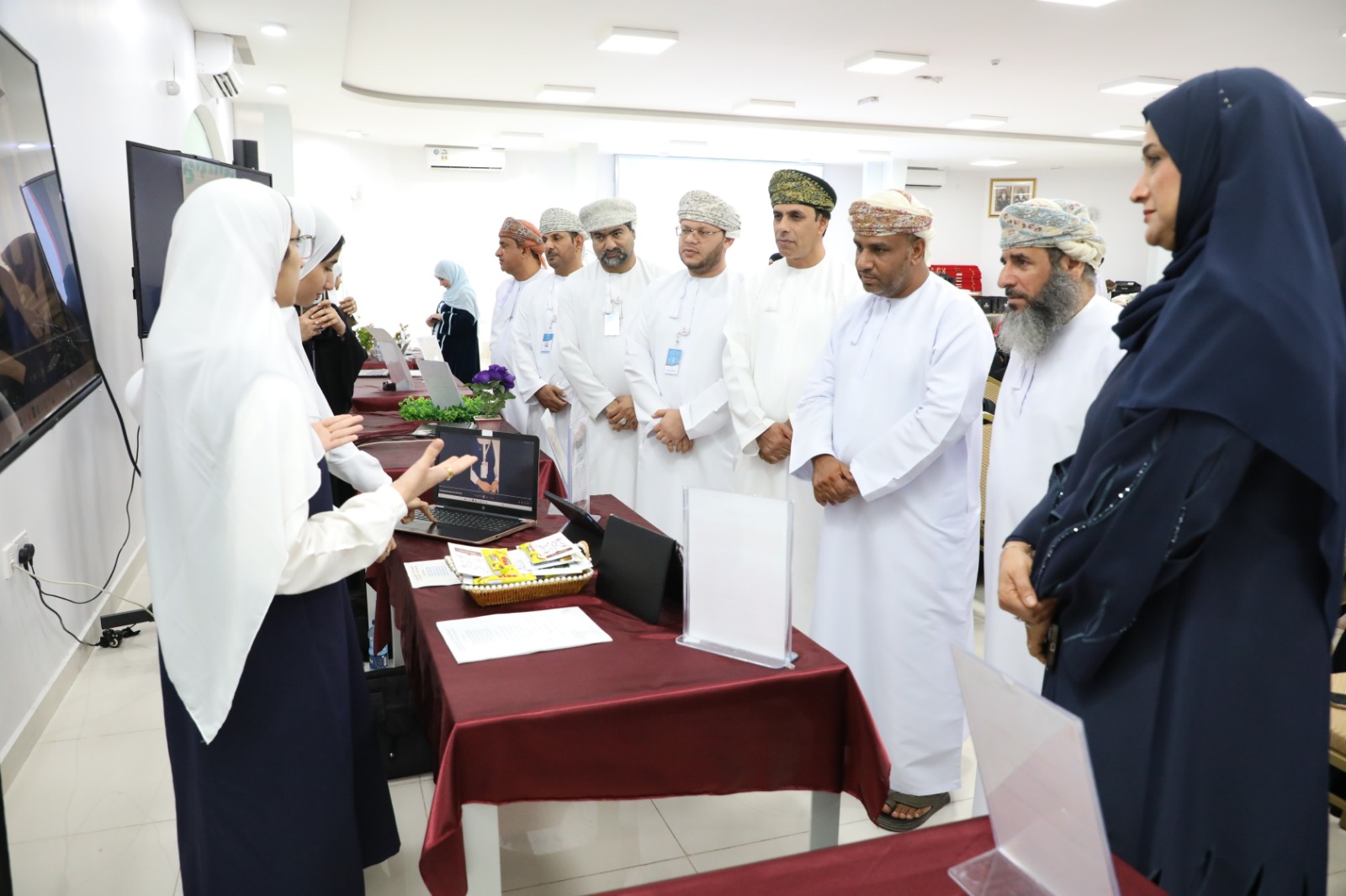 تعليمية جنوب الباطنة تكرّم الفائزين في مسابقات الأنشطة الثقافية والاجتماعية