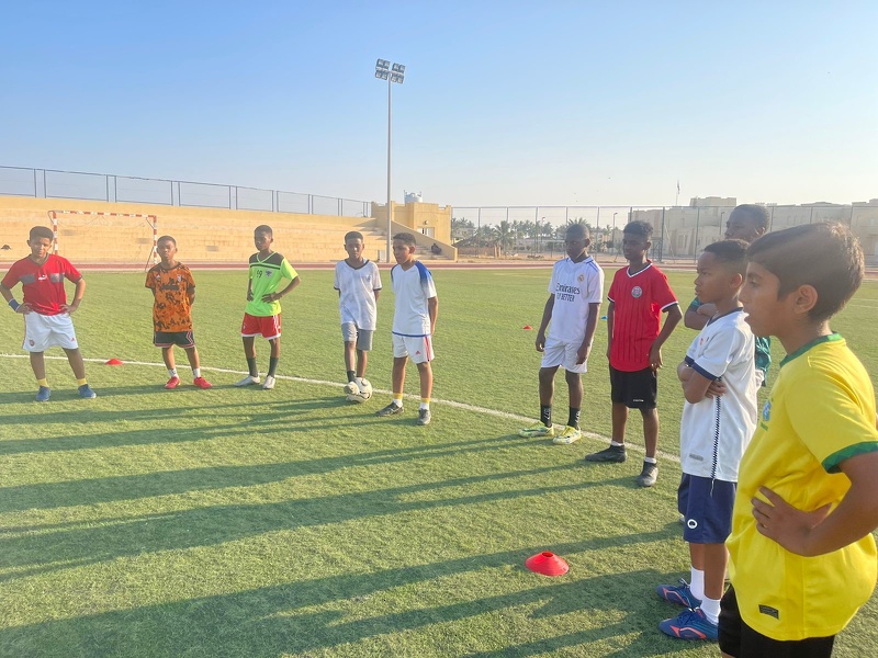 فريق تعليمية ظفار لكرة القدم يواصل استعداده للمشاركة في دوري عمانتل للمدارس