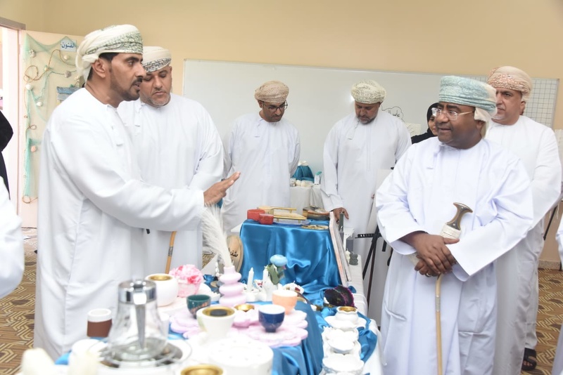 افتتاح المعرض الفني ( الدرة الثمينة ) بمدرسة الأشخرة للتعليم الأساسي .