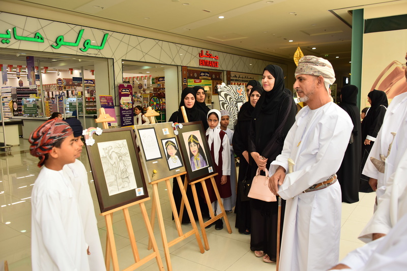 تنظيم معرض تجليات فنية بين معلمات مادة الفنون  التشكيلية والطلبة للصفوف ١-٤ بمدارس تعليمية محافظة الظاهرة 