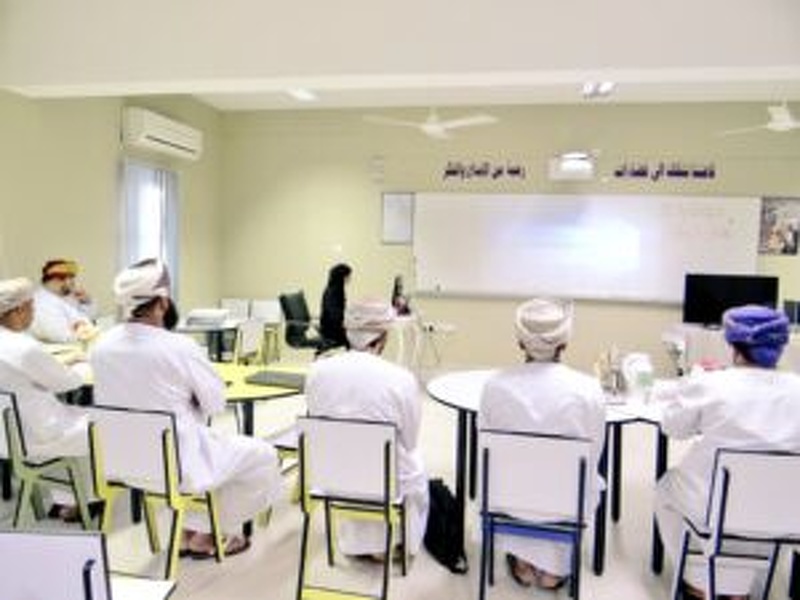 ختام الملتقى التقني الأول لفنيي وفنيات الدعم المدرسي لمدارس ولاية السويق