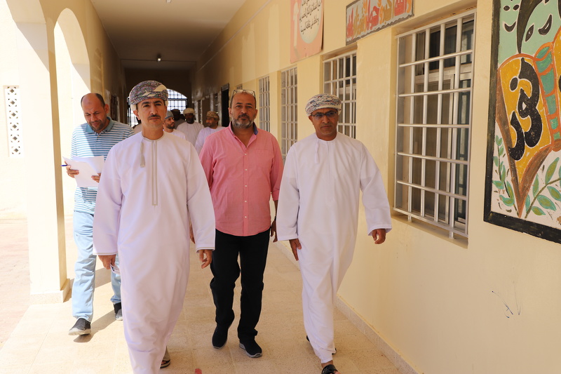 وكيل وزارة التربية والتعليم للشؤون الإدارية والمالية يزور عدد من مدارس محافظة ظفار