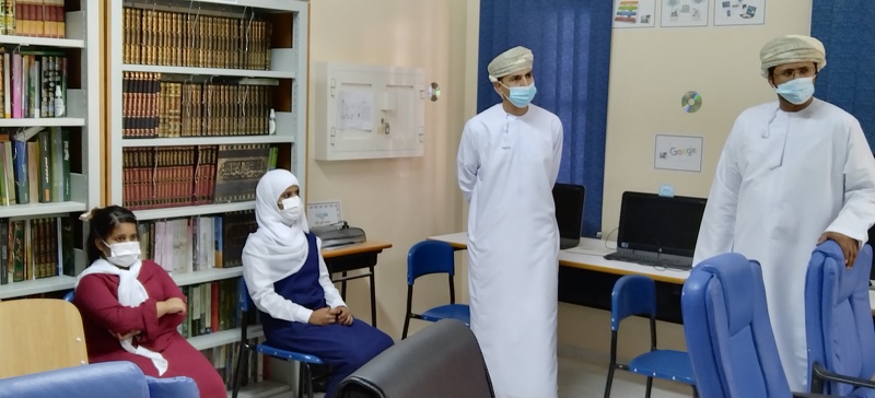 مدير عام تعليمية ظفار يختتم زيارته لعدد من مدارس ولايتي مقشن وثمريت