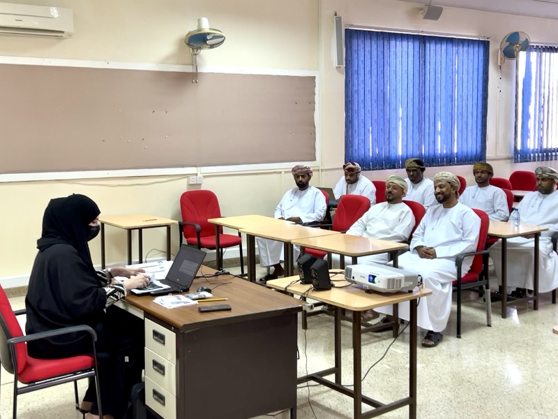 محاضرة بتعليمية ظفار حول الحملة الوطنية لاستدعاء المركبات 