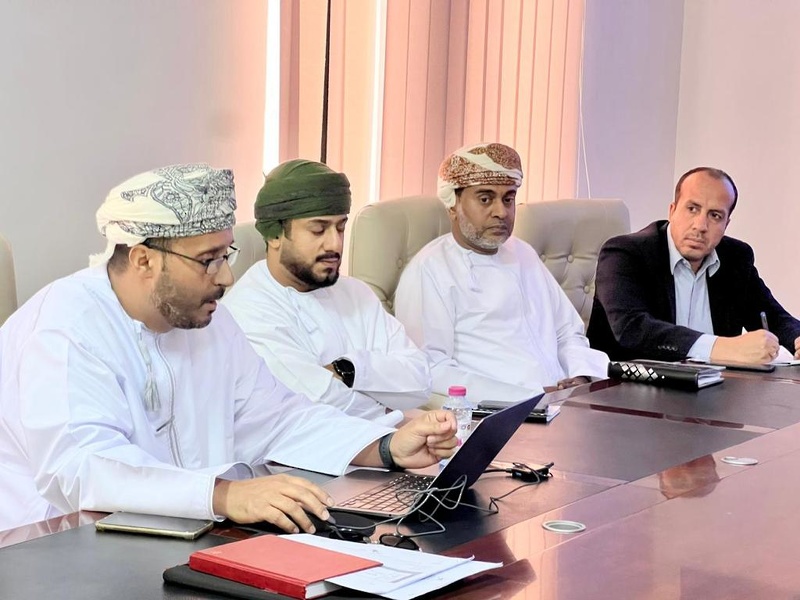 اجتماع لجنة التقنيات الجغرافية الحديثة بتعليمية ظفار مع الفريق الفني المركزي للجنة الاشرافية لتوظيف التقنيات الجغرافية الحديثة في مناهج الدراسات الاجتماعية