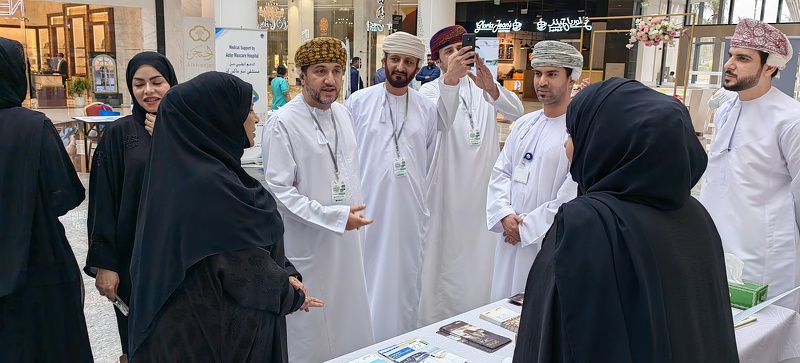 وزارة التربية والتعليم تدشن معرض مزايا الأول بصلالة     صلالة / علي العوائد و سعود الحضري    دشنت وزارة التربية والتعليم ممثلة في المديرية العامة  للشؤون الإدارية اليوم معرض مزايا الأول 2022 للمحافظات التعليمية بسلطنة عمان وذلك بساحة مركز جراند مول التجار