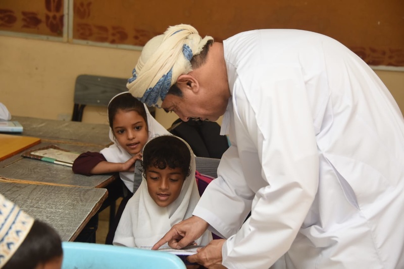 مستشار وزيرة التربية والتعليم لشؤون الإدارة التربوية يتفقد سير العملية التعليمية بمدارس المحافظة .