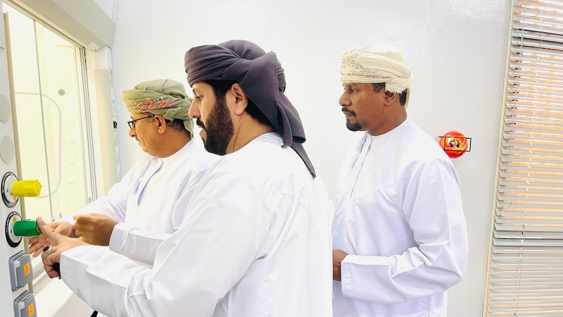 استلام وفحص المديرية العامة للتربية والتعليم بمحافظة ظفار، لعدد من مختبرات العلوم بمدارس المحافظة