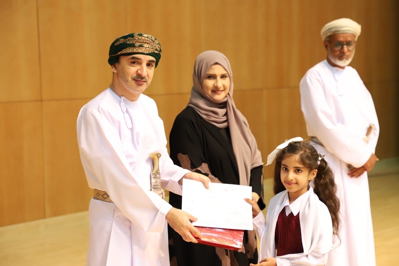 تعليمية ظفار تكرم عدد ٢٠٠ من الطلبة والمعلمين المجيدين في الأنشطة التربوية