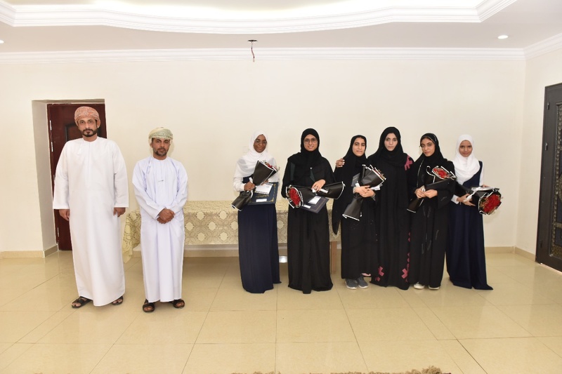 الاحتفال  بتكريم فريق الظاهرة للمناظرات باللغة الانجليزية المشارك في البطولة الوطنية للمناظرات لطلبة مدارس سلطنة عمان