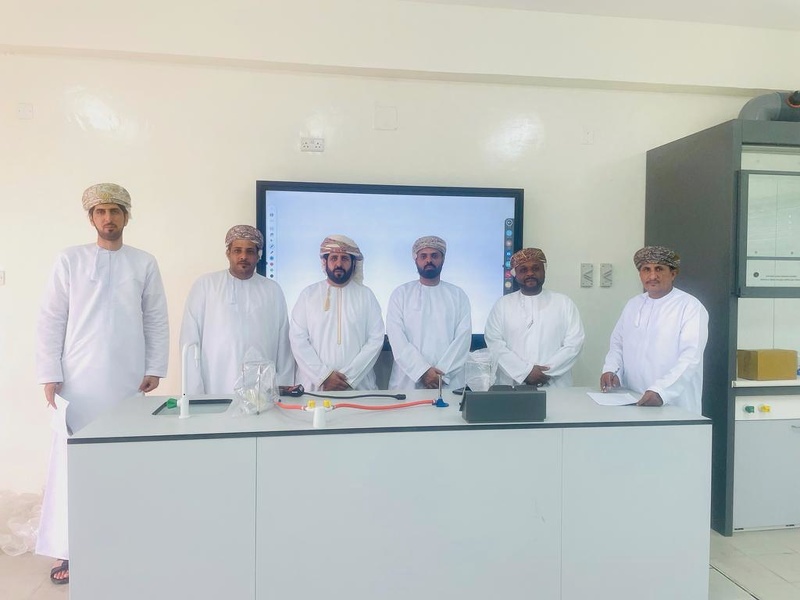 تأثيث وتجهيز  عدد من  مختبرات العلوم  بمدارس تعليمية ظفار
