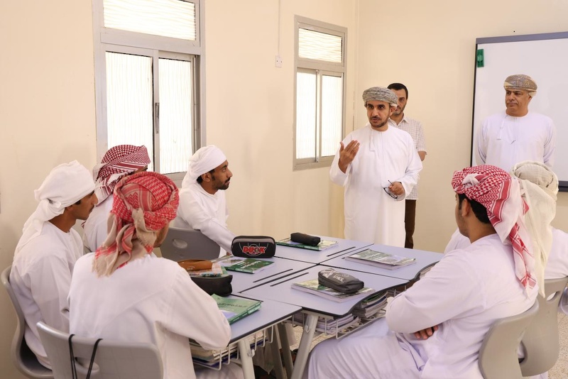 وكيل الوزارة للتعليم يتابع أوضاع مدارس البريمي بعد منخفض 