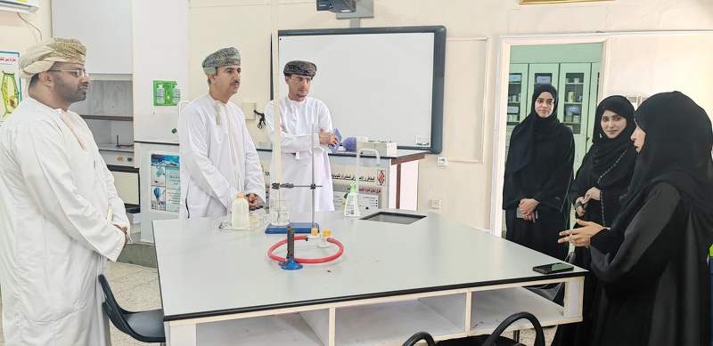 متابعة سير العملية التعليمية في مدارس تعليمية ظفار