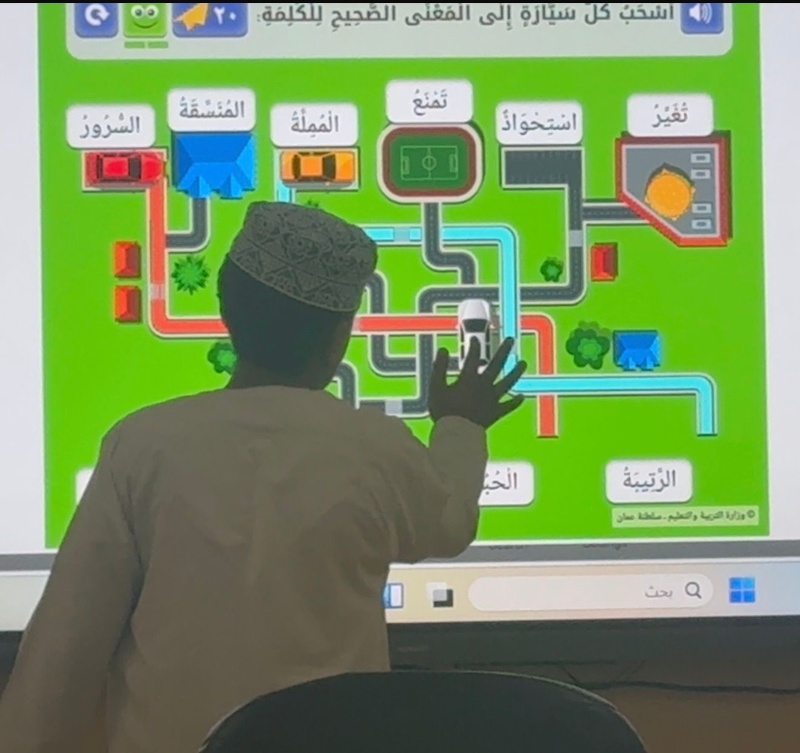 دائرة تطوير الأداء المدرسي تستهل برنامج زياراتها الميدانية بمتابعة توظيف الكتب الرقمية في الغرف الصفية