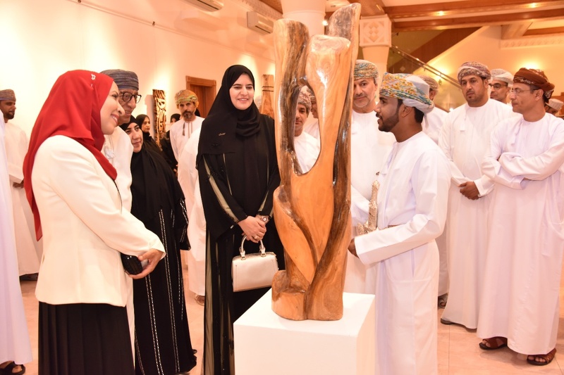 وزيرة التربية والتعليم تفتتح معرض النحت الخشبي لمعلمي الفنون التشكيلية بمحافظة الظاهرة بمتحف بيت الزبير بمسقط 