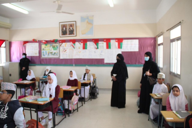 مدارس تعليمية محافظة شمال الباطنة تستقبل طلابها باتخاذ التدابيرِ الوقائية الصحية