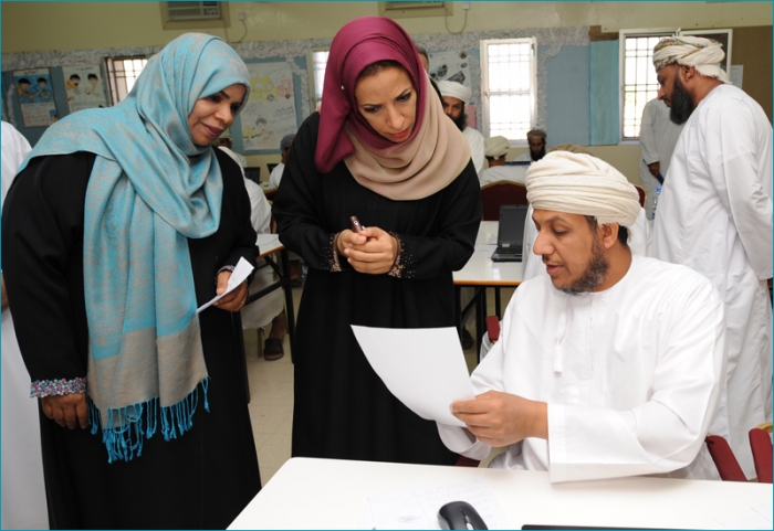 وزيرة التربية والتعليم تطلع على سير الامتحانات بتعليمية محافظة الداخلية  وتزور مركز التصحيح بالمحافظة